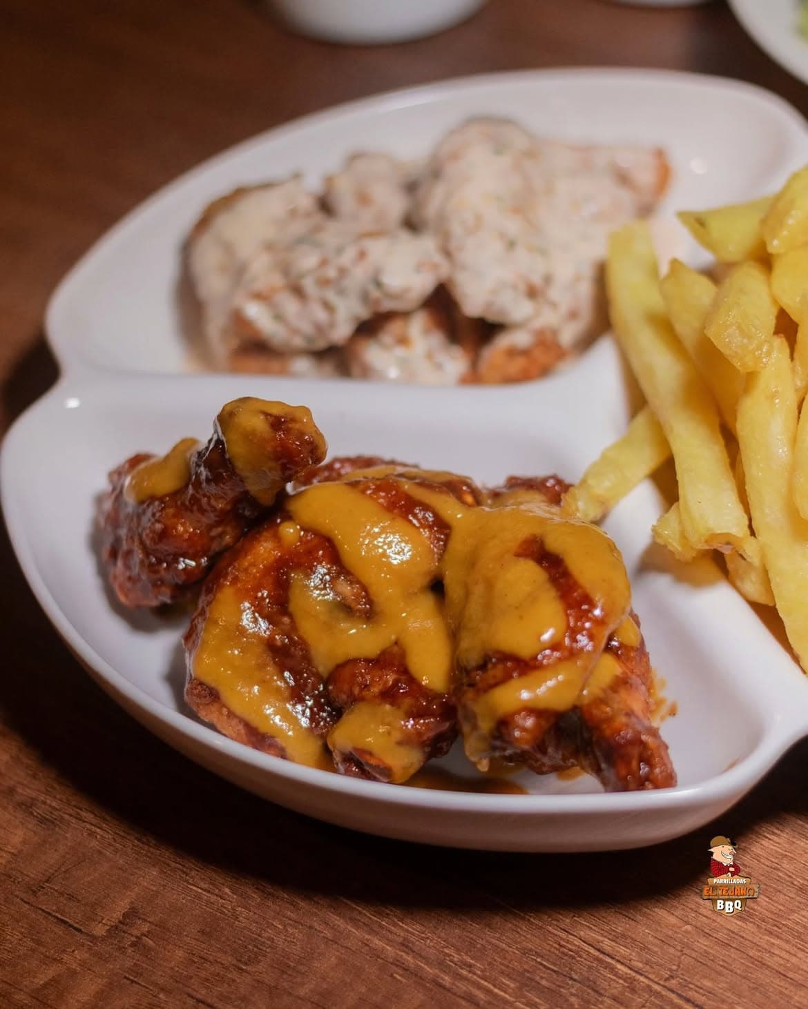 Alitas BBQ con papas fritas