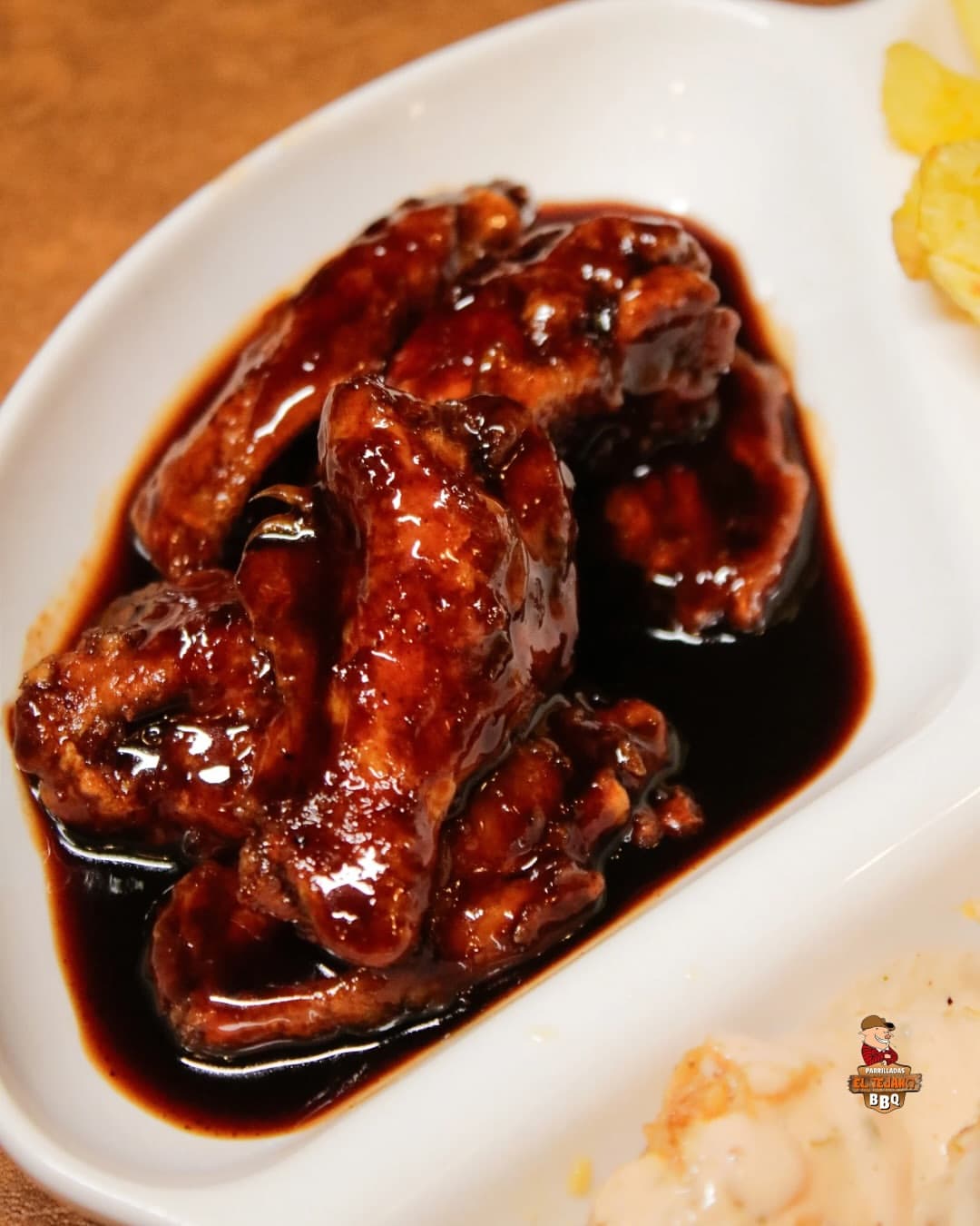 Alitas en salsa oscura, primer plano