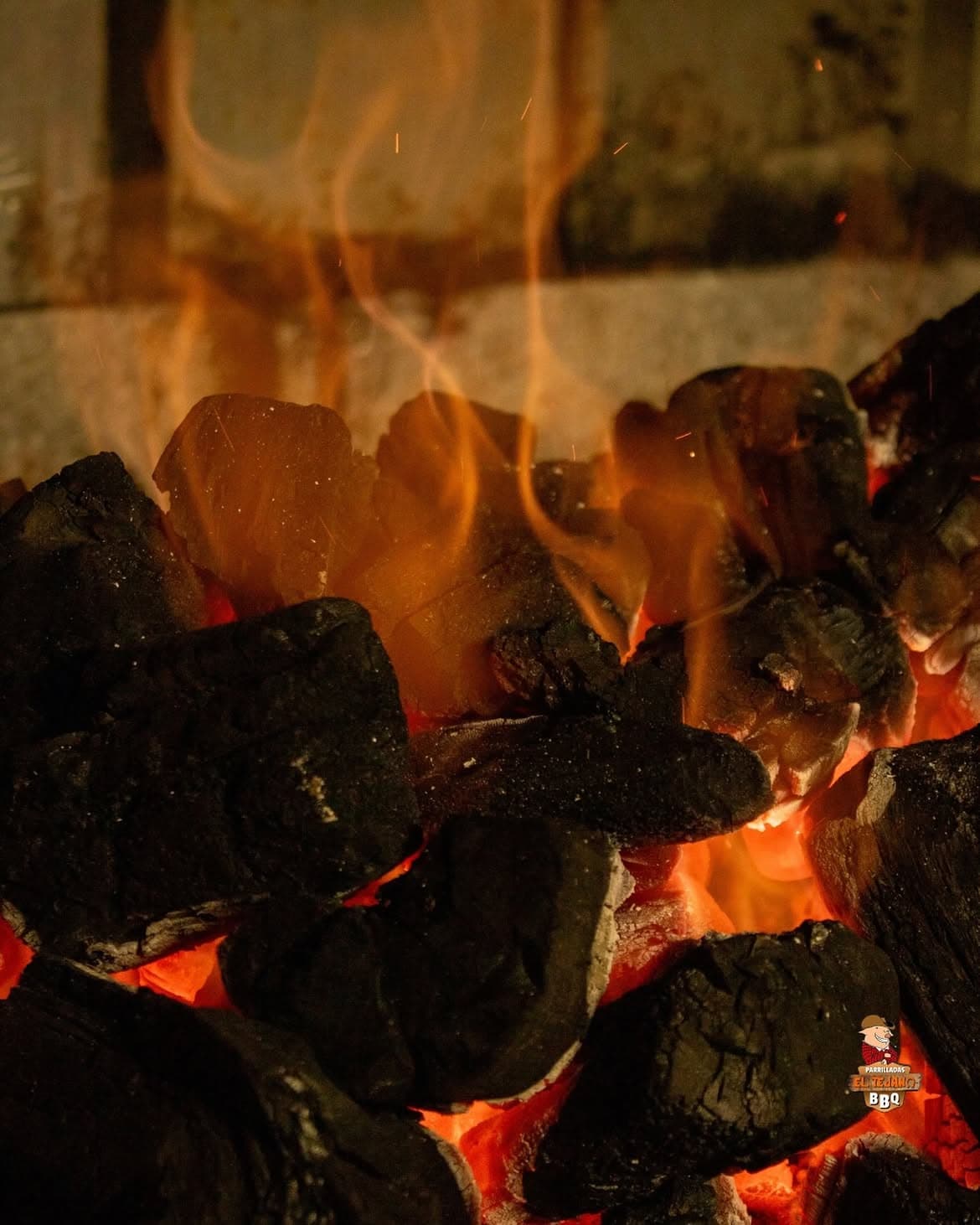 Carbón encendido en la parrilla
