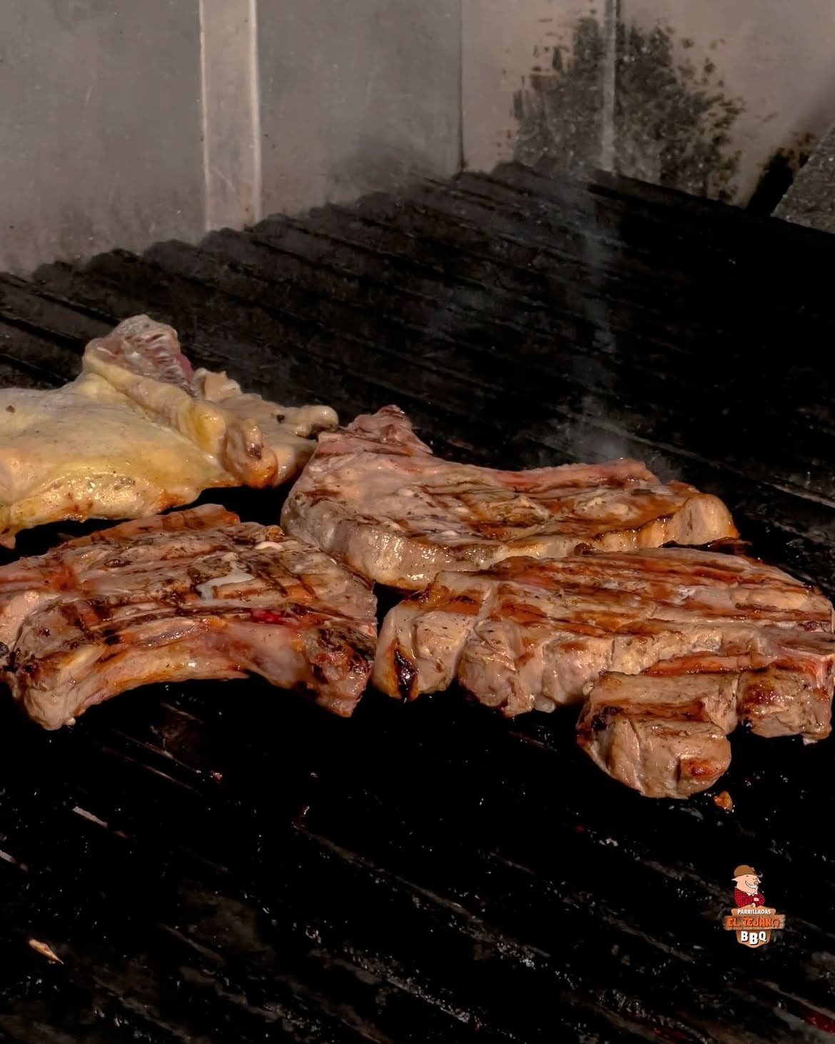 Dos piezas de carne sobre la parrilla, vistas desde arriba