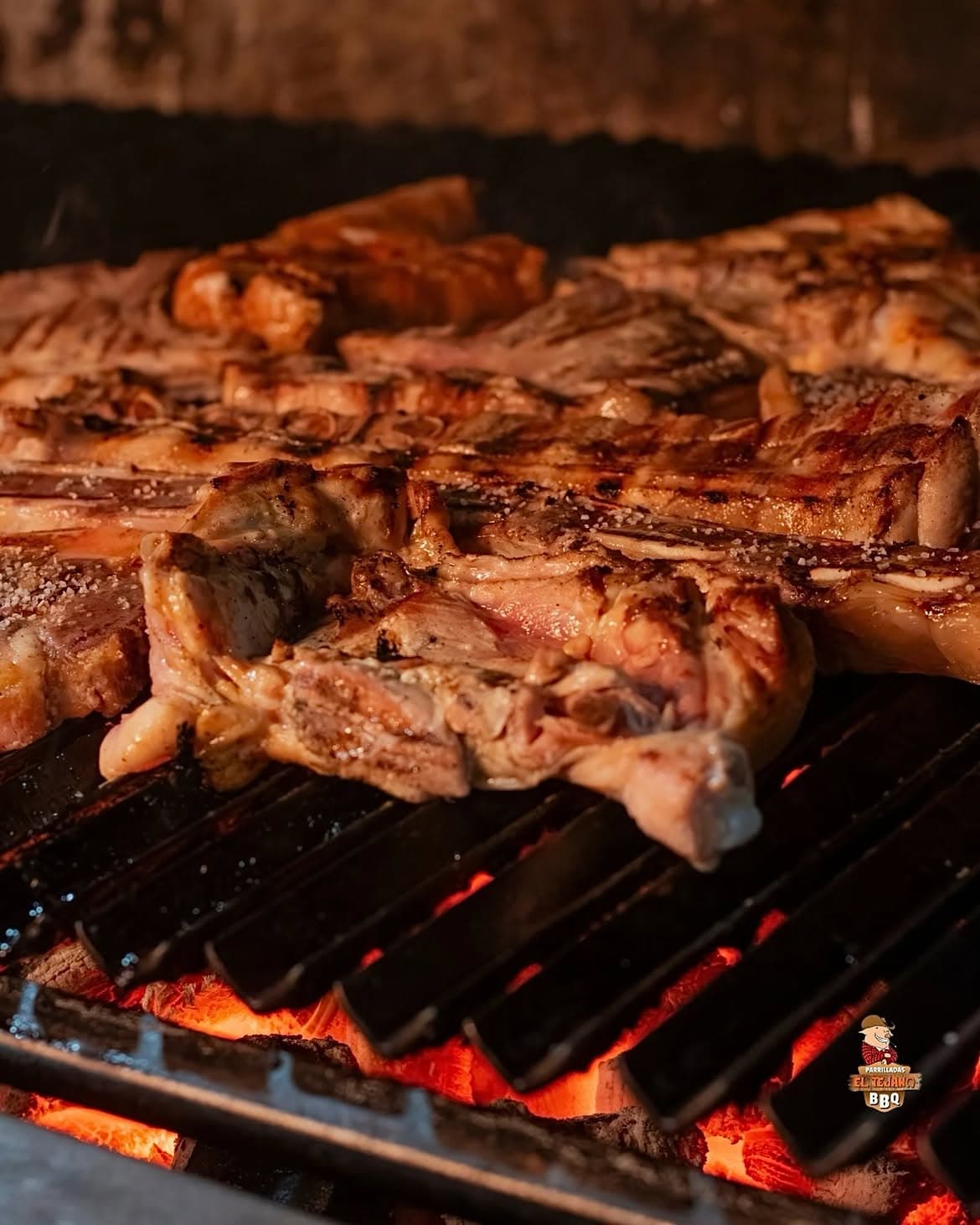 Chuleta de cerdo sobre las brasas