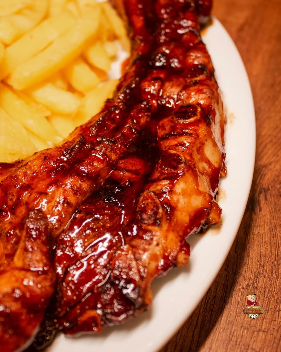 Primer plano de una costilla glaseada