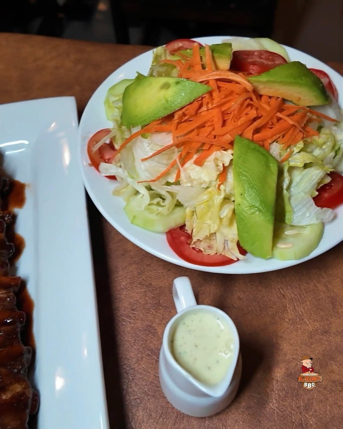 Costillar completo servido en bandeja