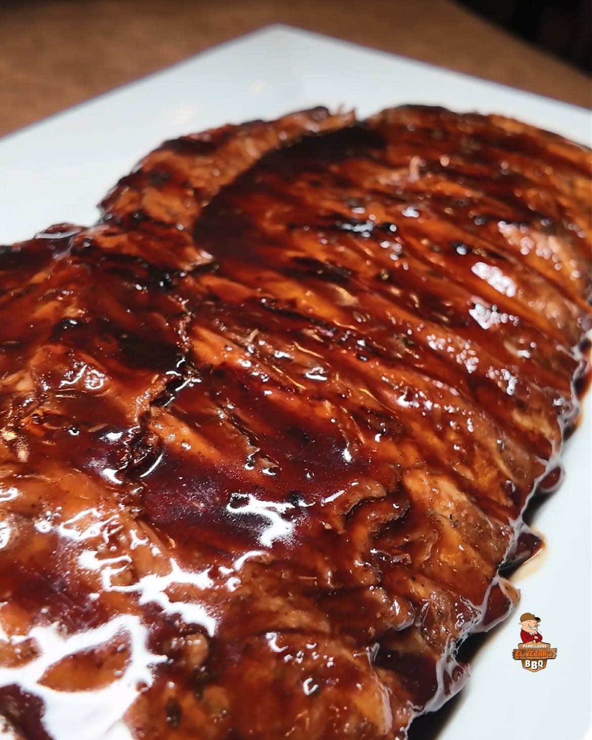 Dos platos de costillas en salsa BBQ
