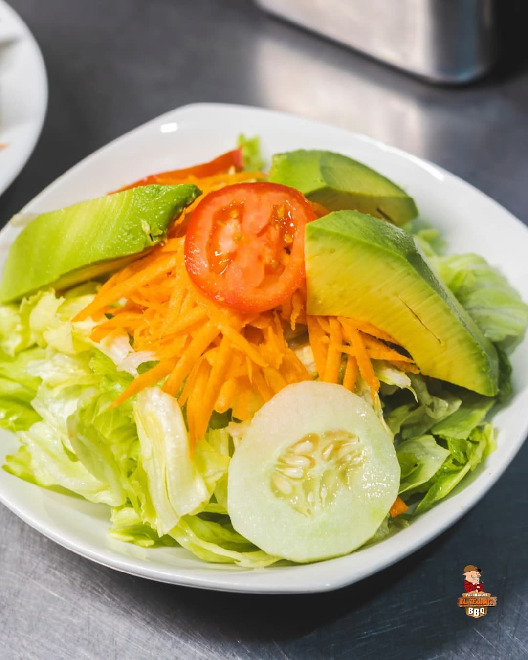 Ensalada con palta, tomate y pepino