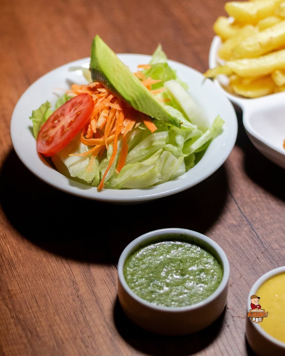 Ensalada con palta y salsa verde