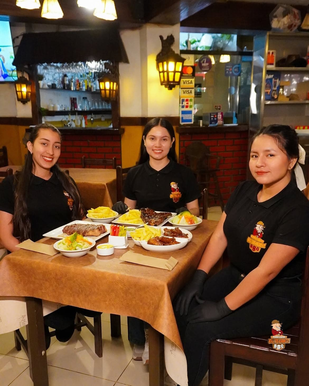 El equipo del restaurante en la mesa