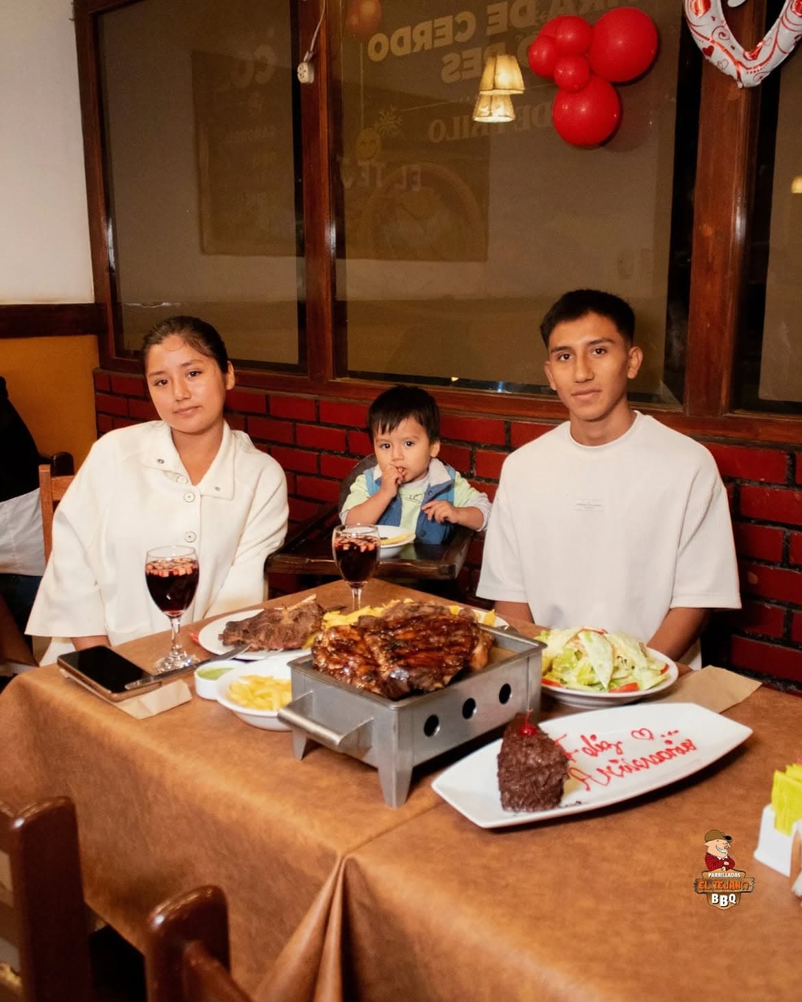 Familia celebrando un aniversario en el local
