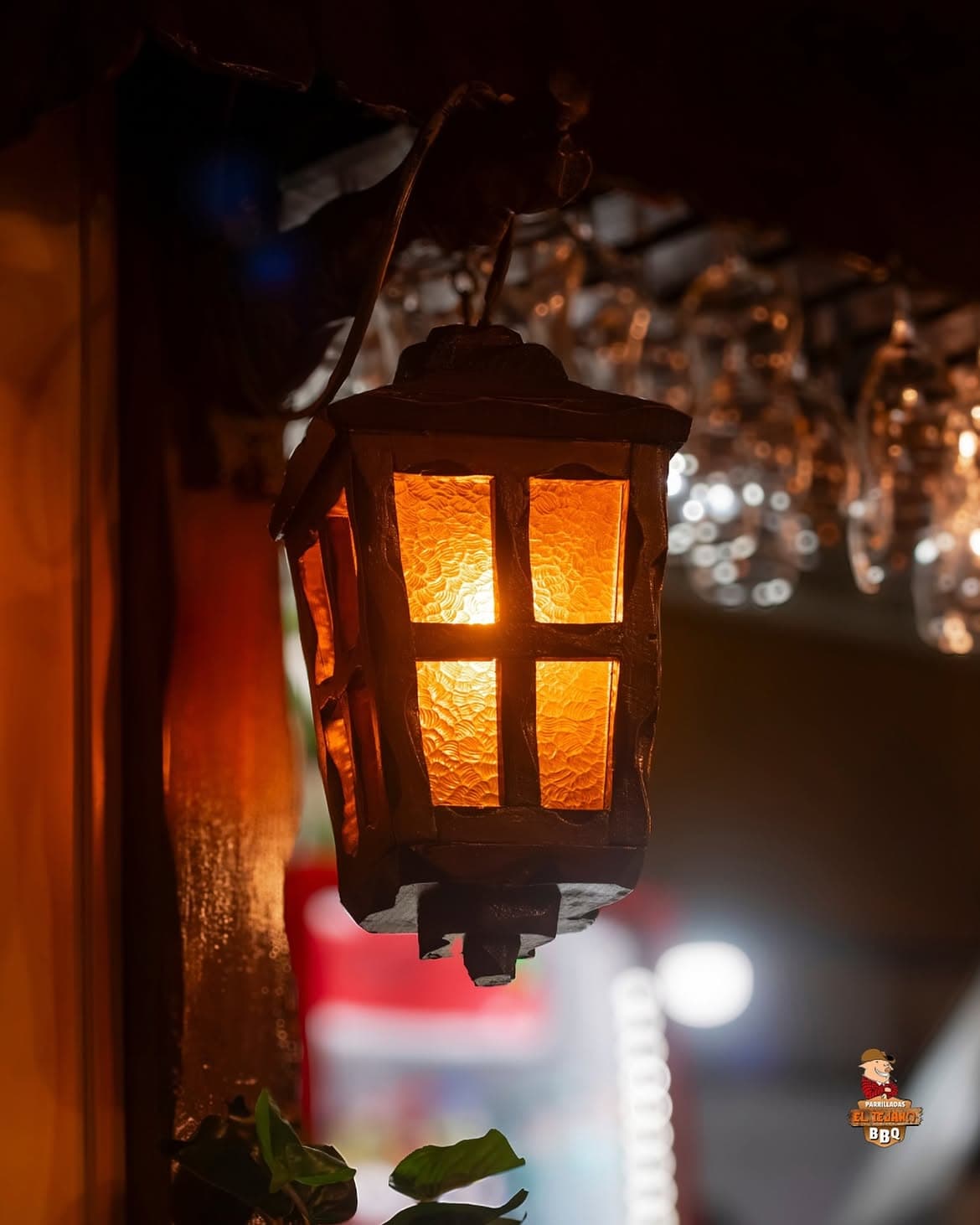 Farol encendido en el local de noche