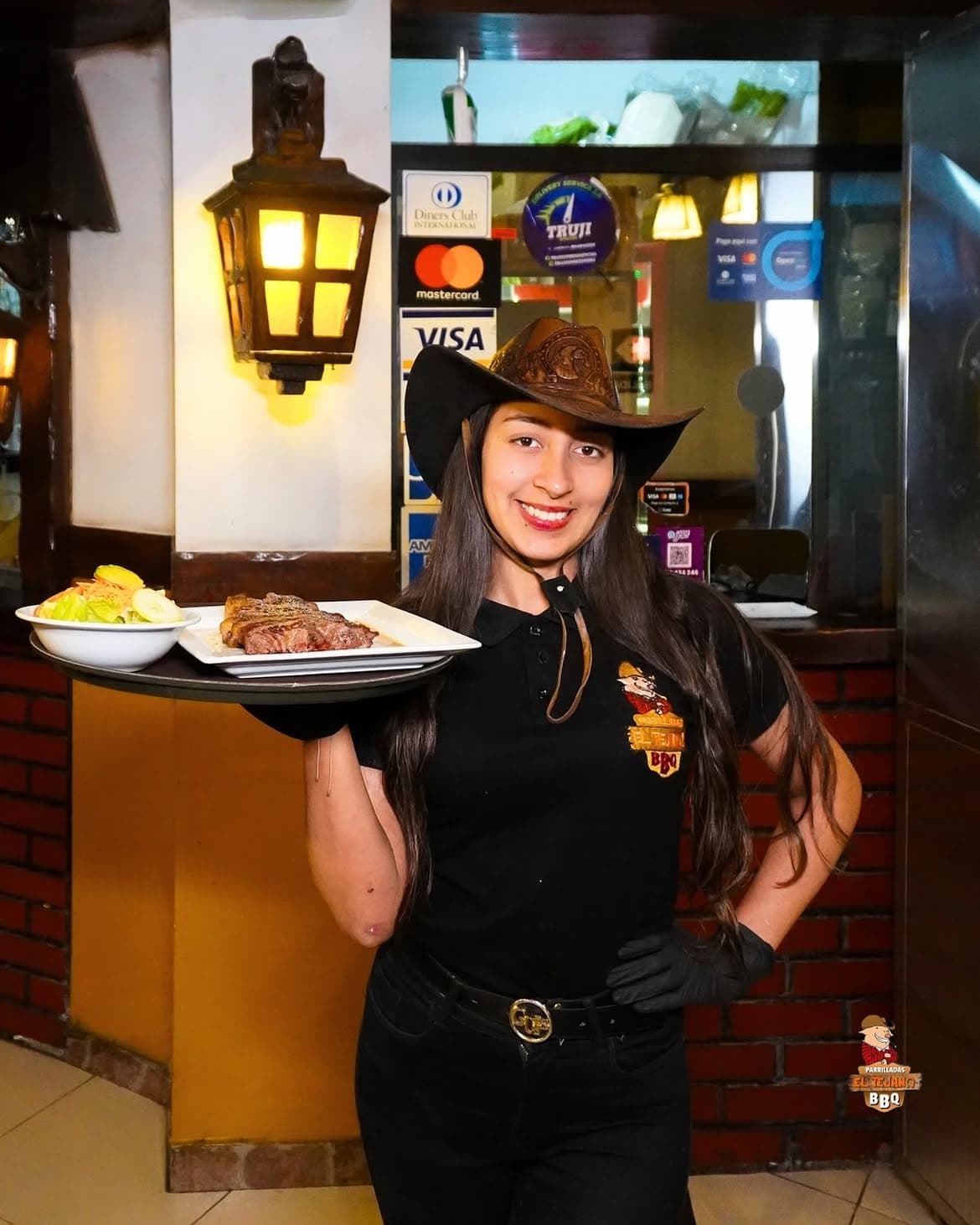 Mesera con una bandeja de bife y ensalada