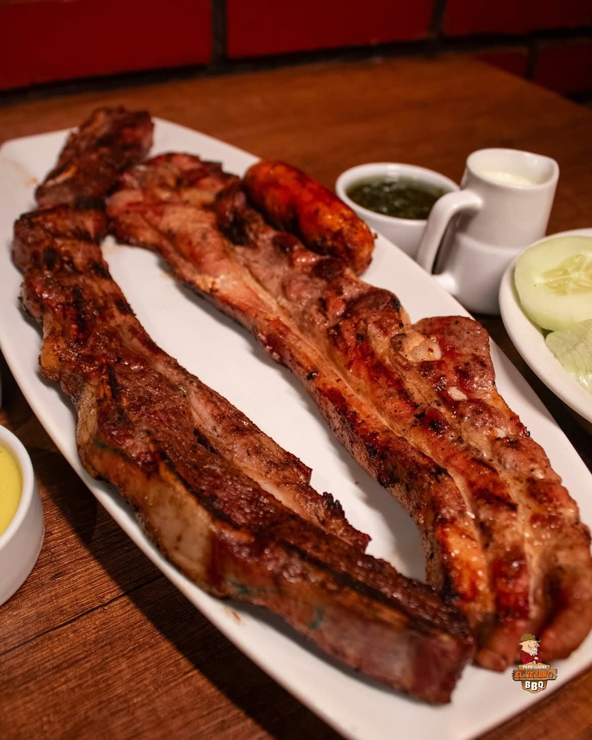 Parrillada mixta con chorizo y salsas