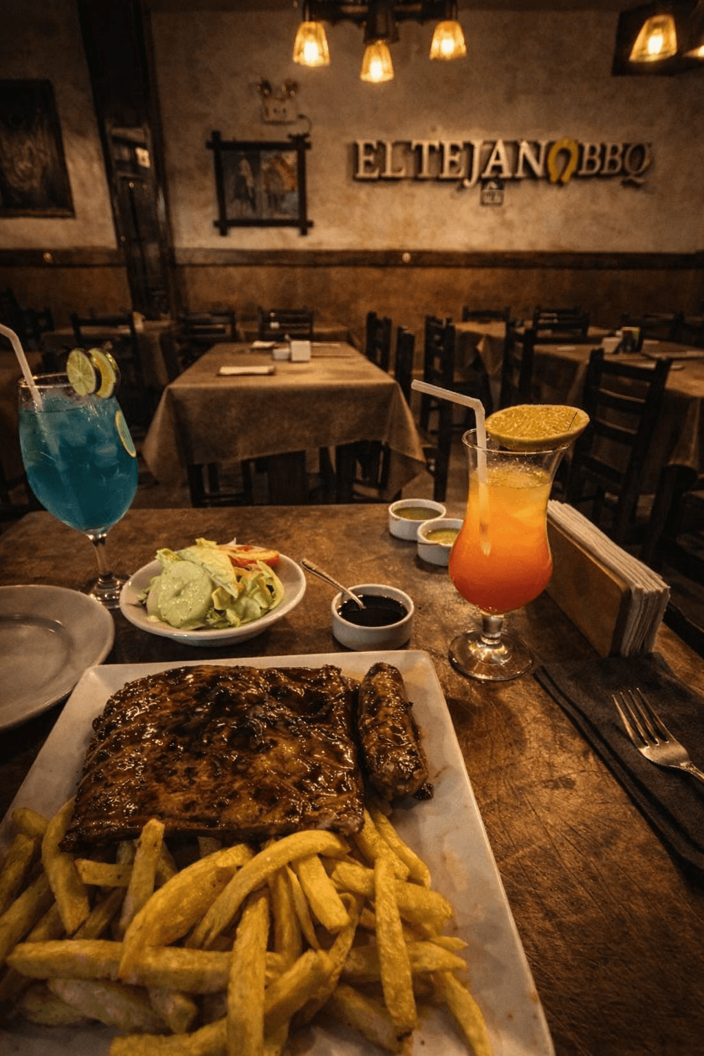 Interior de El Tejano BBQ con costillas y tragos